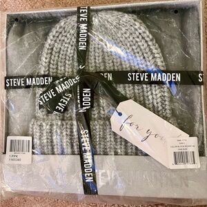 Soft Steve Madden Grey knitted Beanie & Color Block Scarf Gift Box NWT